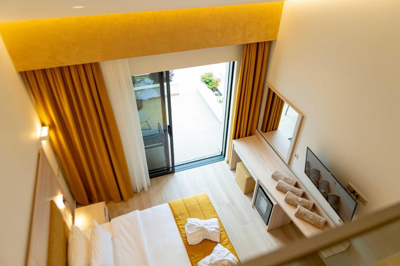 Mirror Hotel Polychrono Luaran gambar