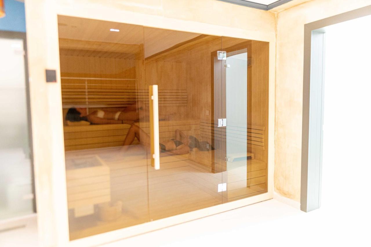 Mirror Hotel Polychrono Luaran gambar